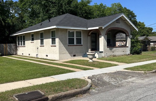 Riverfront Industrial Area Casa | 2 Bedroom Cottage-walking distance to downtown