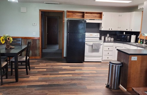 Holmesville Cabina | 2-bedroom country cabin pet friendly and horse boarding