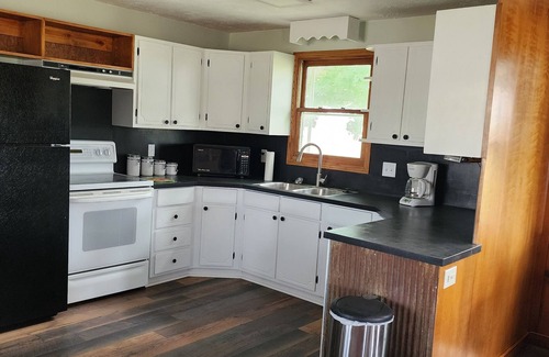 Holmesville Cabina | 2-bedroom country cabin pet friendly and horse boarding