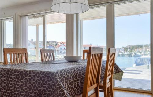 Roennaeng Apartamento | 2 Bedroom Cozy Apartment In Rönnäng