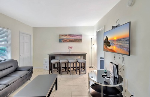 Delray Beach Cabaña | 2 bedroom cozy Cottage walk to Atlantic Ave, pets, free parking