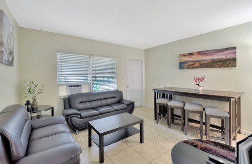 Delray Beach Cabaña | 2 bedroom cozy Cottage walk to Atlantic Ave, pets, free parking