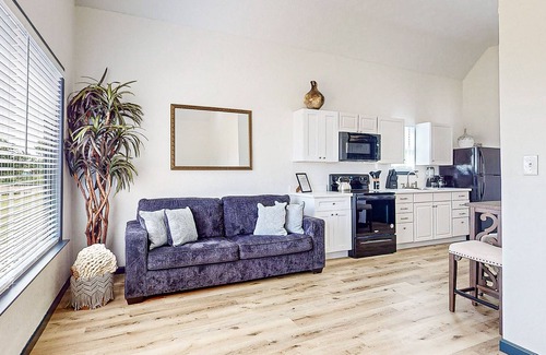 Barrett Casa | 2-bedroom cozy guest home with, gym, patio, shared pool and views
