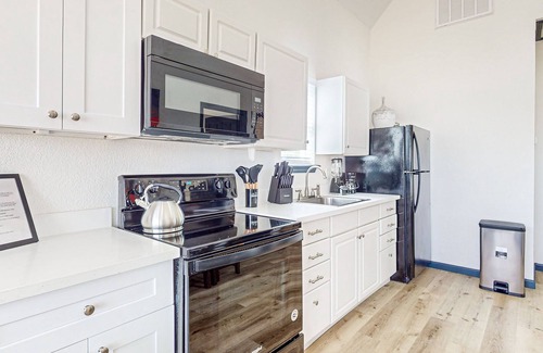 Barrett Casa | 2-bedroom cozy guest home with, gym, patio, shared pool and views