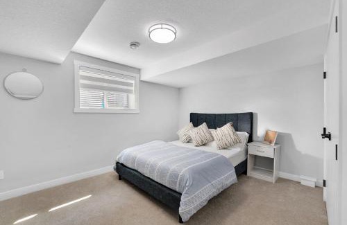 Haysboro Casa | 2 bedroom Cozy Secondary suite