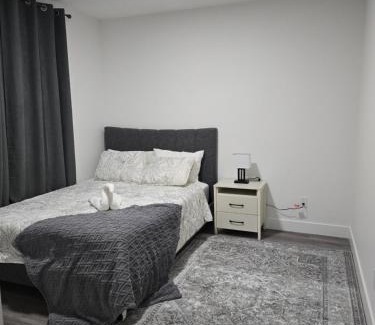 Northeast Edmonton Apartamento | 2 bedroom cozy suite in NW edmonton with separate entrance, FreeWifi, driveway Parking, Netflix, AC, airport pickup