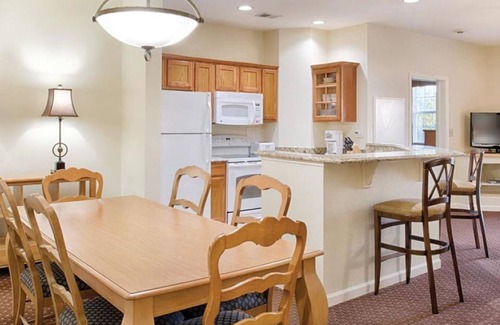 Williamsburg Hotel | 2 Bedroom Deluxe Lock-off, in Beautiful Williamsburg VA
