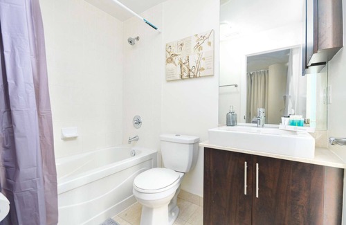 Central Waterfront Hotel | 2bedrooms minutes walk to Scotiabank arena, MTCC, Rogers centre