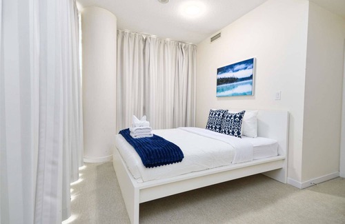 Central Waterfront Hotel | 2bedrooms minutes walk to Scotiabank arena, MTCC, Rogers centre