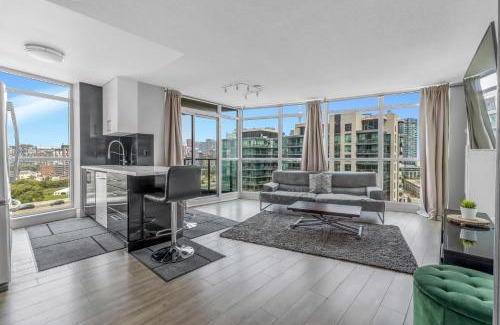 Fort York Apartamento | 2 Bedroom Downtown Toronto Stay with Stunning Views & Free Parking