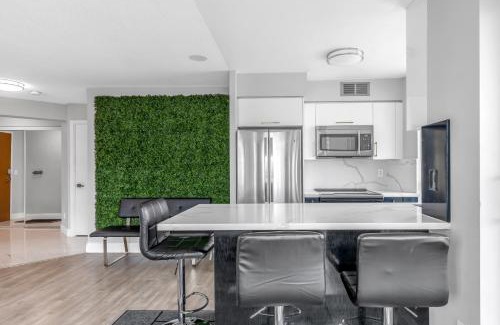 Fort York Apartamento | 2 Bedroom Downtown Toronto Stay with Stunning Views & Free Parking