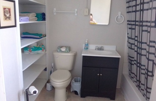 Devils Lake Apartamento | 2 Bedroom Downtown Apartment with off street parking.
