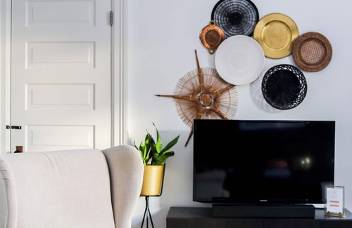 Brantford Apartamento | 2 Bedroom Eclectic Apartment (The Copper Flat) with so much character!
