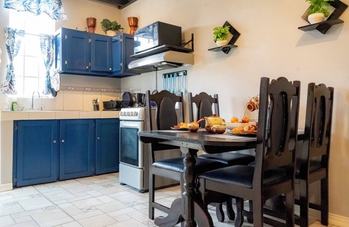 Arouca Apartamento | 2 Bedroom gated Annex -pool, king & queen beds, free parking and wifi