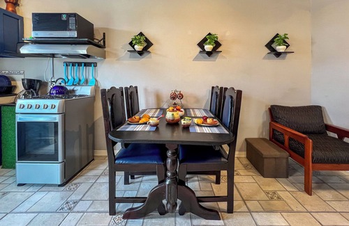 Arouca Apartamento | 2 Bedroom gated Annex -pool, king & queen beds, free parking and wifi