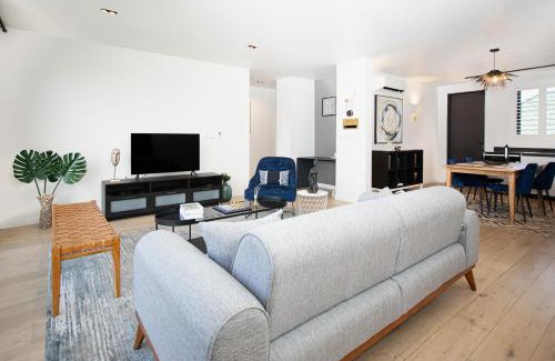 Bono East Region Apartamento | 2-Bedroom Getaway- Comfort and Style