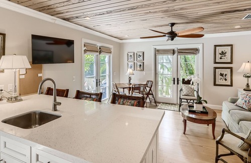 Palm Beach Casa | 2 bedroom guesthouse with pool just off Worth Avenue