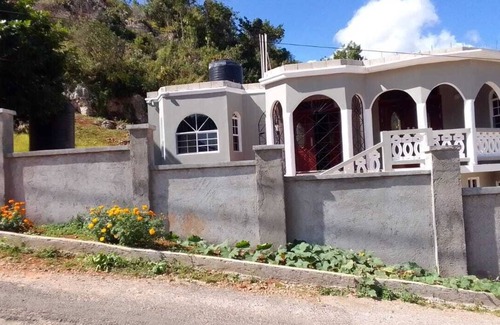 Spalding Casa | 2 bedroom home in Spalding Manchester w/queen bed, kitchen dining & living room