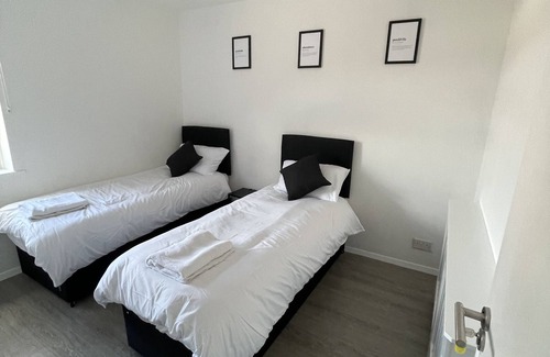 Warley Casa | 2 bedroom house Brentwood , Monochrome Emerald