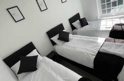 Warley Casa | 2 bedroom house Brentwood , Monochrome Emerald
