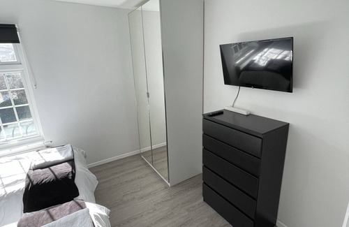 Warley Casa | 2 bedroom house Brentwood , Monochrome Emerald