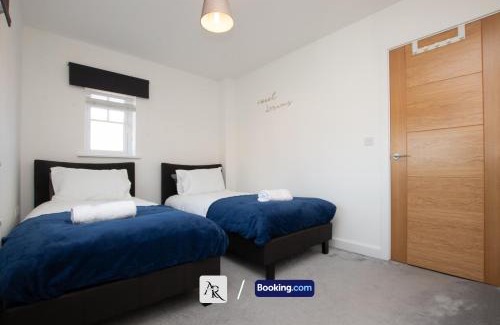 Colchester Casa | 2 Bedroom House By AR Properties Short Lets & Serviced Accommodation Colchester with Garden