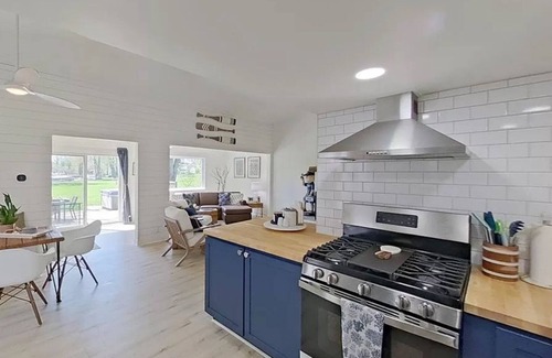 Lakeland Casa | 2-bedroom house on Strawberry Lake in Pinckney, MI with hot tub, WiFi.