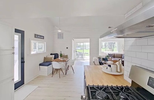 Lakeland Casa | 2-bedroom house on Strawberry Lake in Pinckney, MI with hot tub, WiFi.