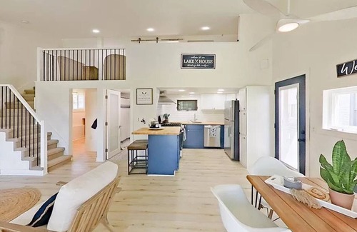 Lakeland Casa | 2-bedroom house on Strawberry Lake in Pinckney, MI with hot tub, WiFi.