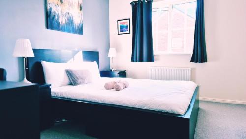 Stoke Gifford Casa | 2 Bedroom House, Park on Doorstep, Families and Contractors Friendly, Near Parkway Station