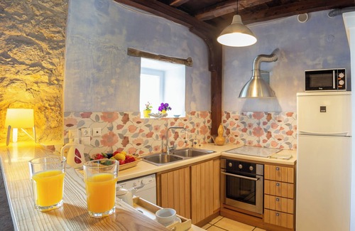 Nikiana Casa | 2-bedroom house, sleeps up to 8, private garden & parking, 70 m. from the beach