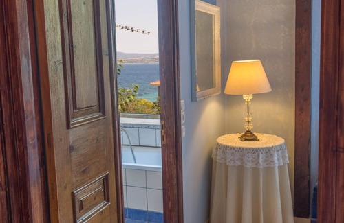 Nikiana Casa | 2-bedroom house, sleeps up to 8, private garden & parking, 70 m. from the beach