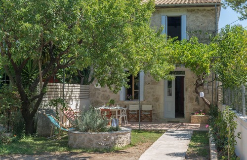Nikiana Casa | 2-bedroom house, sleeps up to 8, private garden & parking, 70 m. from the beach