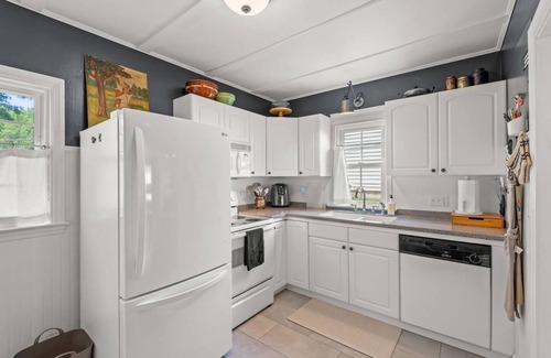 High Point Casa | 2 Bedroom in Emerywood, High Point, NC