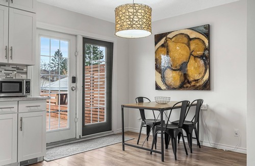 Cedarbrae Casa | 2 Bedroom/King Suite/Large Yard/Near Spruce Meadows