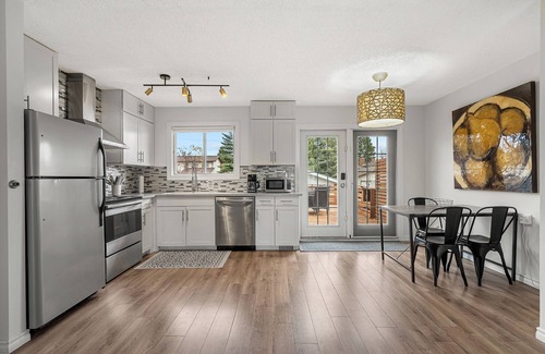Cedarbrae Casa | 2 Bedroom/King Suite/Large Yard/Near Spruce Meadows