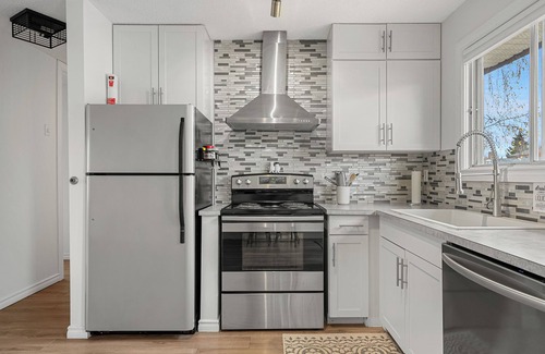 Cedarbrae Casa | 2 Bedroom/King Suite/Large Yard/Near Spruce Meadows