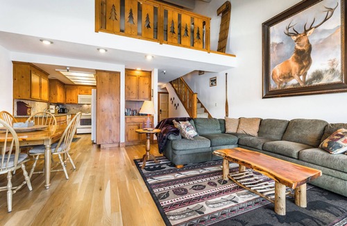 Truckee Condominio | 2-bedroom lakefront condo overlooking Donner Lake and beach.