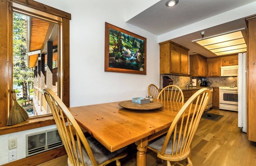 Truckee Condominio | 2-bedroom lakefront condo overlooking Donner Lake and beach.