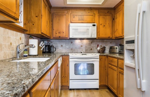 Truckee Condominio | 2-bedroom lakefront condo overlooking Donner Lake and beach.