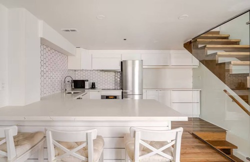 East Danforth Casa | 2 bedroom Laneway house in great area near subway