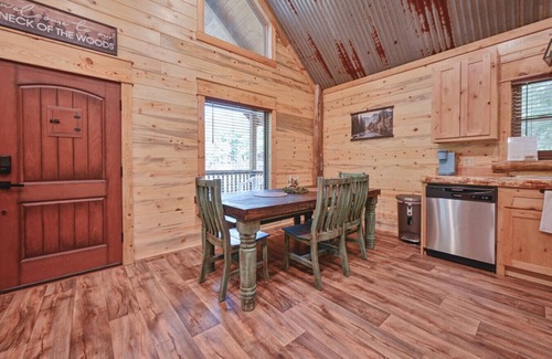 Board Camp Cabina | Luxury 2-bedroom plus loft cabin with WiFi and AC three miles to Wolf Pen Gap