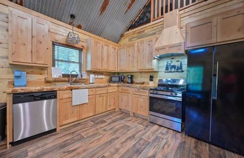 Board Camp Cabina | Luxury 2-bedroom plus loft cabin with WiFi and AC three miles to Wolf Pen Gap