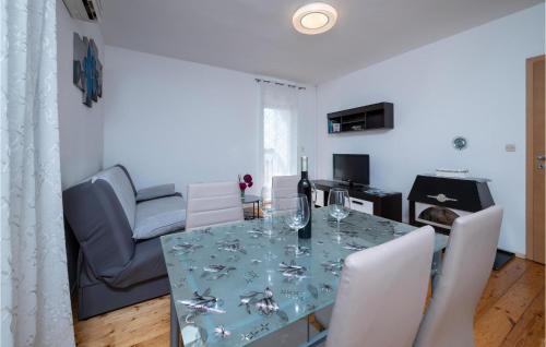 Skatari Apartamento | 2 Bedroom Lovely Apartment In Pula