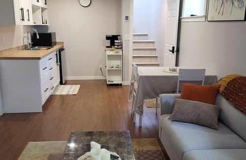 Inglewood Casa | 2-bedroom lower suite. 10 mins to downtown, Calgary Zoo, Saddledome & Max Bell