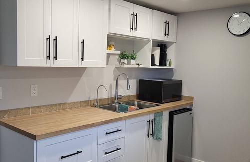 Inglewood Casa | 2-bedroom lower suite. 10 mins to downtown, Calgary Zoo, Saddledome & Max Bell