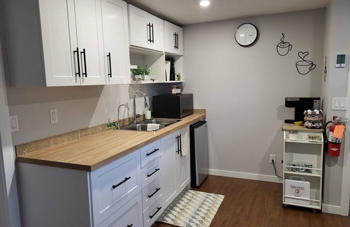 Inglewood Casa | 2-bedroom lower suite. 10 mins to downtown, Calgary Zoo, Saddledome & Max Bell
