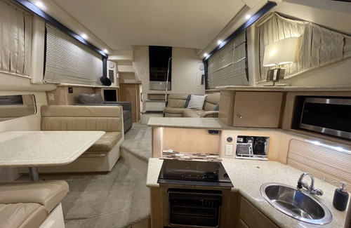 Madeira Beach Alquiler De Eote | 2 Bedroom Luxury Yacht at the heart of downtown Madeira Beach