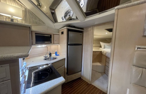 Madeira Beach Alquiler De Eote | 2 Bedroom Luxury Yacht at the heart of downtown Madeira Beach