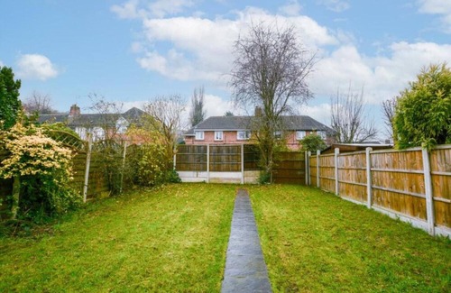 Trowell Casa | 2 Bedroom Minimalist Home From Home With Parking